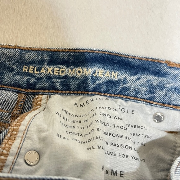 American Eagle Women's Jeans Distressed Relaxed Mom Light Wash Size 2 - Picture 11 of 16